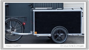 Un caisson robuste en Dibond, proposé par Toutenvélo, étanche, robuste et sécurisé, pour des livraisons de qualité au service des limougeauds