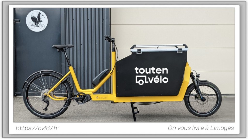 Un biporteur robuste et polyvalent conçu spécialement par des cyclologisticiens pour des cyclologisticiens, offrant une solution de transport sécurisée pour les petits colis urbains, les bouquets de fleurs délicats. ou les plis urgents