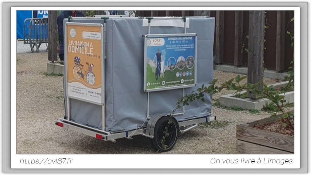 Une remorque caisson Toutenvélo polyvalente et étanche, idéale pour déplacer des objets encombrants et pesants, avec une charge utile allant jusqu'à 300 kg ou un volume de presque 2m³.